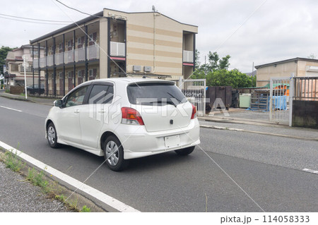 コンパクトカー　小型自動車　　道路走行 114058333