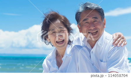 ビーチで微笑む日本人のシニア夫婦 114058704
