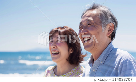 ビーチで微笑む日本人のシニア夫婦 114058707
