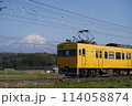 大山をバックに走る普通列車 114058874