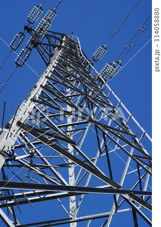 下から見上げた鉄塔とガイシ 下から見上げた鉄塔とガイシ 114058880