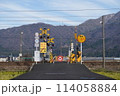 冬季通行止めの踏切遠景 114058884