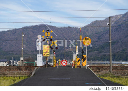 冬季通行止めの踏切遠景 冬季通行止めの踏切遠景 114058884