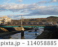 夕暮れの武庫川を渡る神戸電鉄の6500系電車 114058885