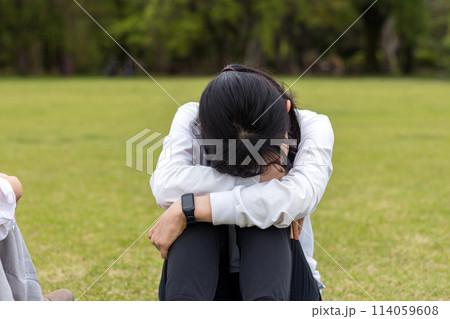 女性・隠れる・屋外 女性・隠れる・屋外 114059608