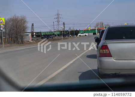 Cars are waiting in line at the railway crossing 114059772