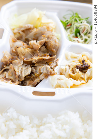 おいしい豚肉しょうが焼き弁当 114059894