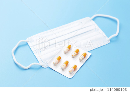 青背景にカプセル錠とマスク 114060198