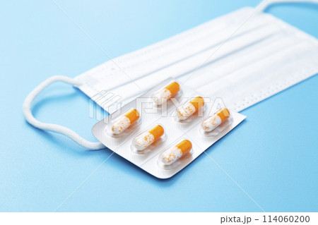 青背景にカプセル錠とマスク 青背景にカプセル錠とマスク 114060200