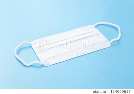 青背景にマスク 青背景にマスク 114060617