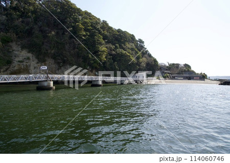 横須賀の猿島のフェリーが止まる桟橋 横須賀の猿島のフェリーが止まる桟橋 114060746