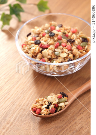 フルーツグラノーラ ヘルシーな朝食 114060896