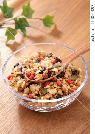 フルーツグラノーラ ヘルシーな朝食 114060897