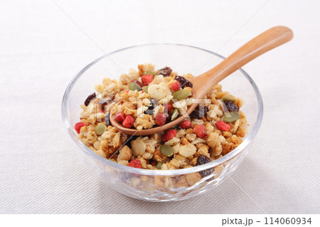 フルーツグラノーラ ヘルシーな朝食 114060934