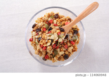 フルーツグラノーラ ヘルシーな朝食 114060948