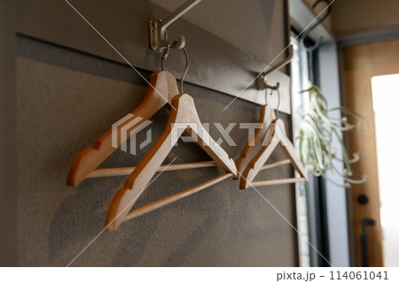 壁にかけた木製のハンガー 壁にかけた木製のハンガー 114061041