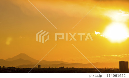 東京より望む富士山と夕陽 114061622