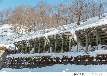 雪国の生活を守る雪崩防止柵	 114061710