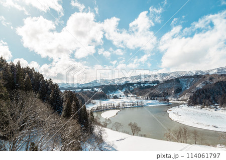 雪に覆われた広大な田舎の自然の風景 雪に覆われた広大な田舎の自然の風景 114061797