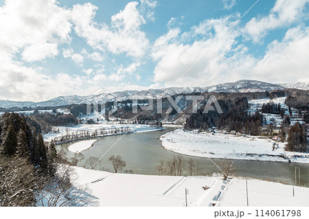 雪に覆われた広大な田舎の自然の風景 雪に覆われた広大な田舎の自然の風景 114061798