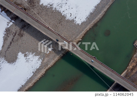 ドローン写真:冬の川の上に架けられた橋 ドローン写真:冬の川の上に架けられた橋 114062045