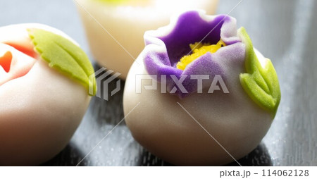 紫色が美しい上生菓子のクローズアップ 114062128