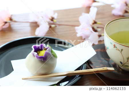 窓辺のテーブルで美しい上生菓子と緑茶のティータイム 窓辺のテーブルで美しい上生菓子と緑茶のティータイム 114062133
