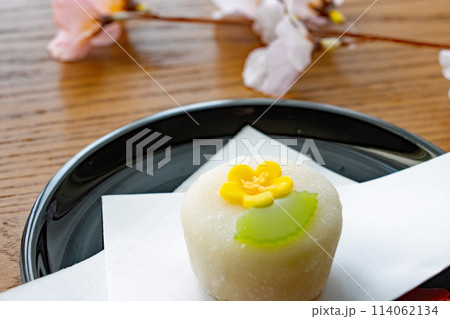 黒い菓子皿に山吹の花を模した上生菓子 黒い菓子皿に山吹の花を模した上生菓子 114062134