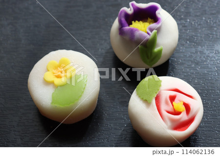美しい3種の上生菓子 黒背景 美しい3種の上生菓子 黒背景 114062136