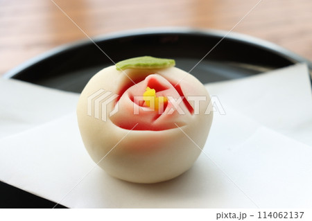 黒い菓子皿にバラの花を表した美しい上生菓子 114062137