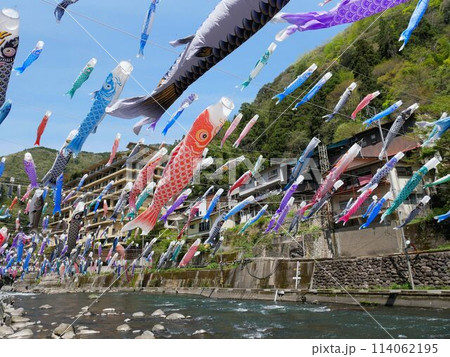杖立温泉の鯉のぼり祭り　杖立川の上に「泳ぐ」鯉のぼり　（熊本県） 114062195