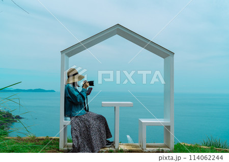 海を撮影する女性フォトグラファー 114062244