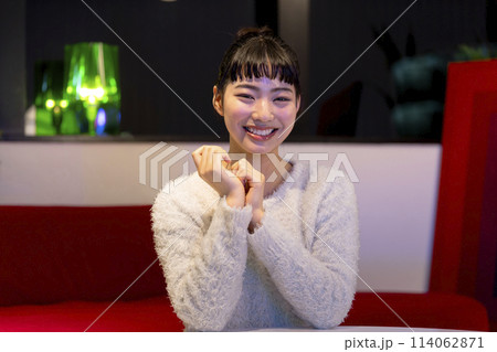 カメラ目線で笑顔の若い女性　夜・自宅　イメージ 114062871