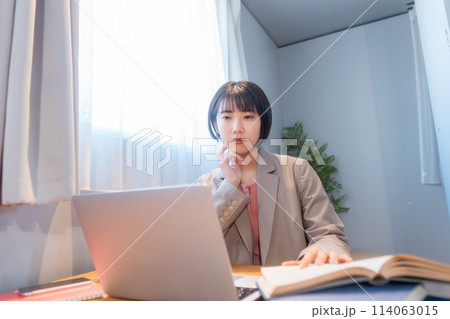 自宅で勉強/リモートワークをする女性 114063015