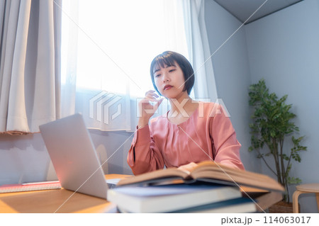 自宅で勉強/リモートワークをする女性 自宅で勉強/リモートワークをする女性 114063017