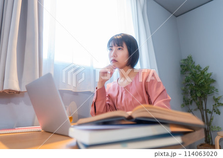 自宅で勉強/リモートワークをする女性 114063020