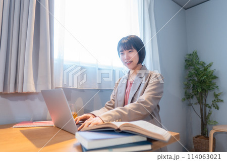 自宅で勉強/リモートワークをする女性 114063021