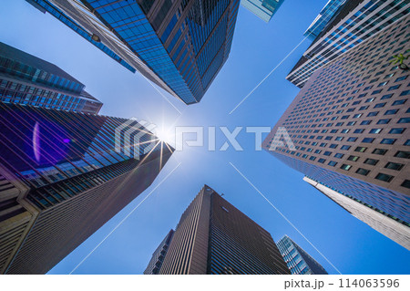 日本の東京都市景観 ダイヤモンド大手町、美しい輝き。「大手町」の交差点から摩天楼などを望む＝28日 114063596