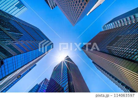 日本の東京都市景観 ダイヤモンド大手町、美しい輝き。「大手町」の交差点から摩天楼などを望む＝28日 114063597