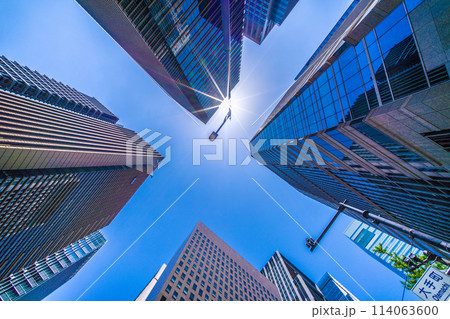 日本の東京都市景観 ダイヤモンド大手町、美しい輝き。「大手町」の交差点から摩天楼などを望む＝28日 114063600