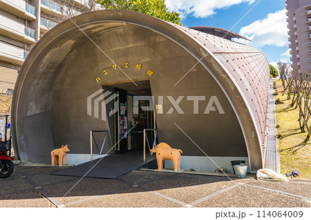 大阪府高槻市上土室の史跡新池ハニワ工場公園　ハニワ工場館（発掘現場の展示） 114064009