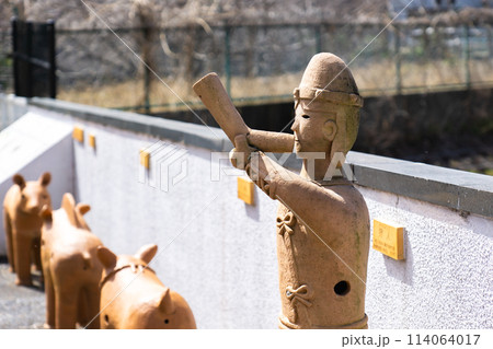 大阪府高槻市上土室の史跡新池ハニワ工場公園 埴輪(角笛を吹く狩人) 大阪府高槻市上土室の史跡新池ハニワ工場公園 埴輪(角笛を吹く狩人) 114064017