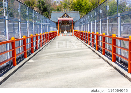 大阪府高槻市氷室町の闘鶏野(つげの)神社（鶏鳴が神のお告げ）　拝殿（氷室跨道橋） 114064046