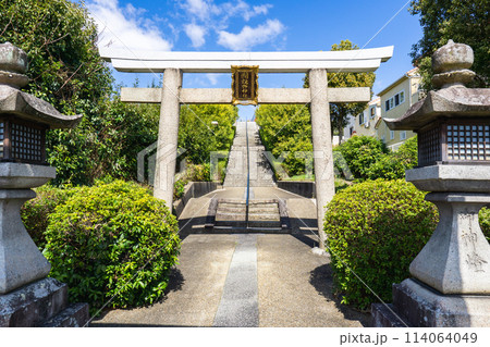 大阪府高槻市氷室町の闘鶏野(つげの)神社 鳥居(名神高速道路を跨ぐ参道) 大阪府高槻市氷室町の闘鶏野(つげの)神社 鳥居(名神高速道路を跨ぐ参道) 114064049