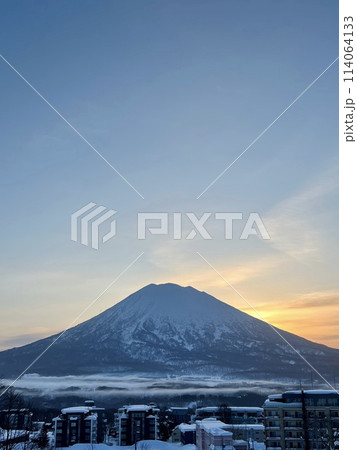 朝日を背に目覚める羊蹄山 114064133