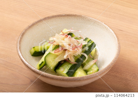 キュウリとミョウガの浅漬け 114064213