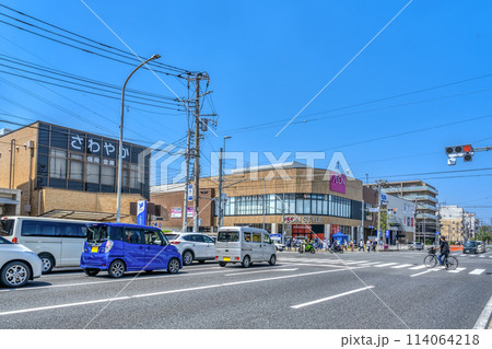 神奈川県横浜市の都市風景　高田駅　日吉元石川線 114064218