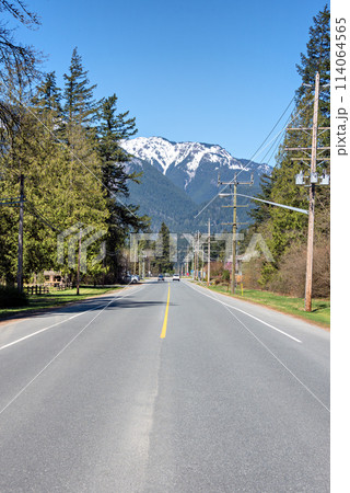 Street in small town in Canada with bluesky and snow top mountain 114064565