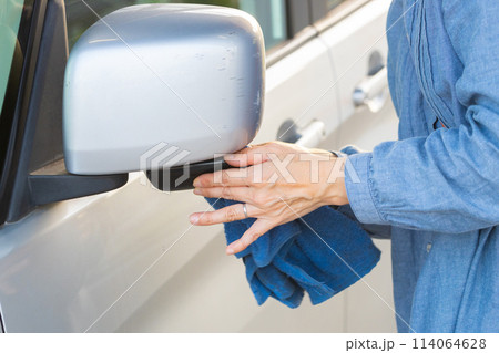 車の清掃をする女性の手元 114064628