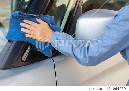 車の清掃をする女性の手元 車の清掃をする女性の手元 114064629